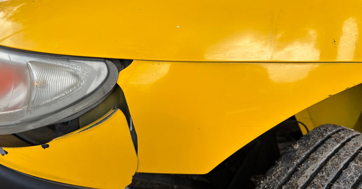 Person fotografiert Hageldellen am Auto als Nachweis für die Versicherung
