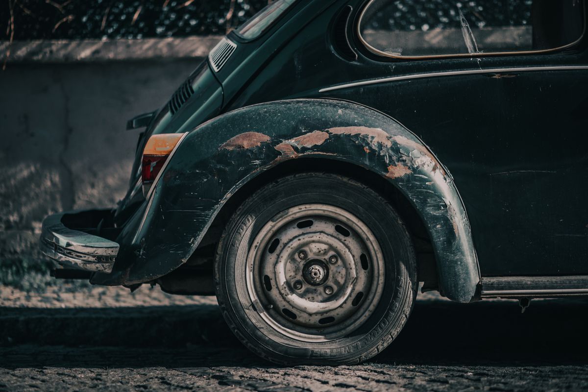 Delle und Lackschaden an der Fahrzeugtuer nach einem Parkschaden