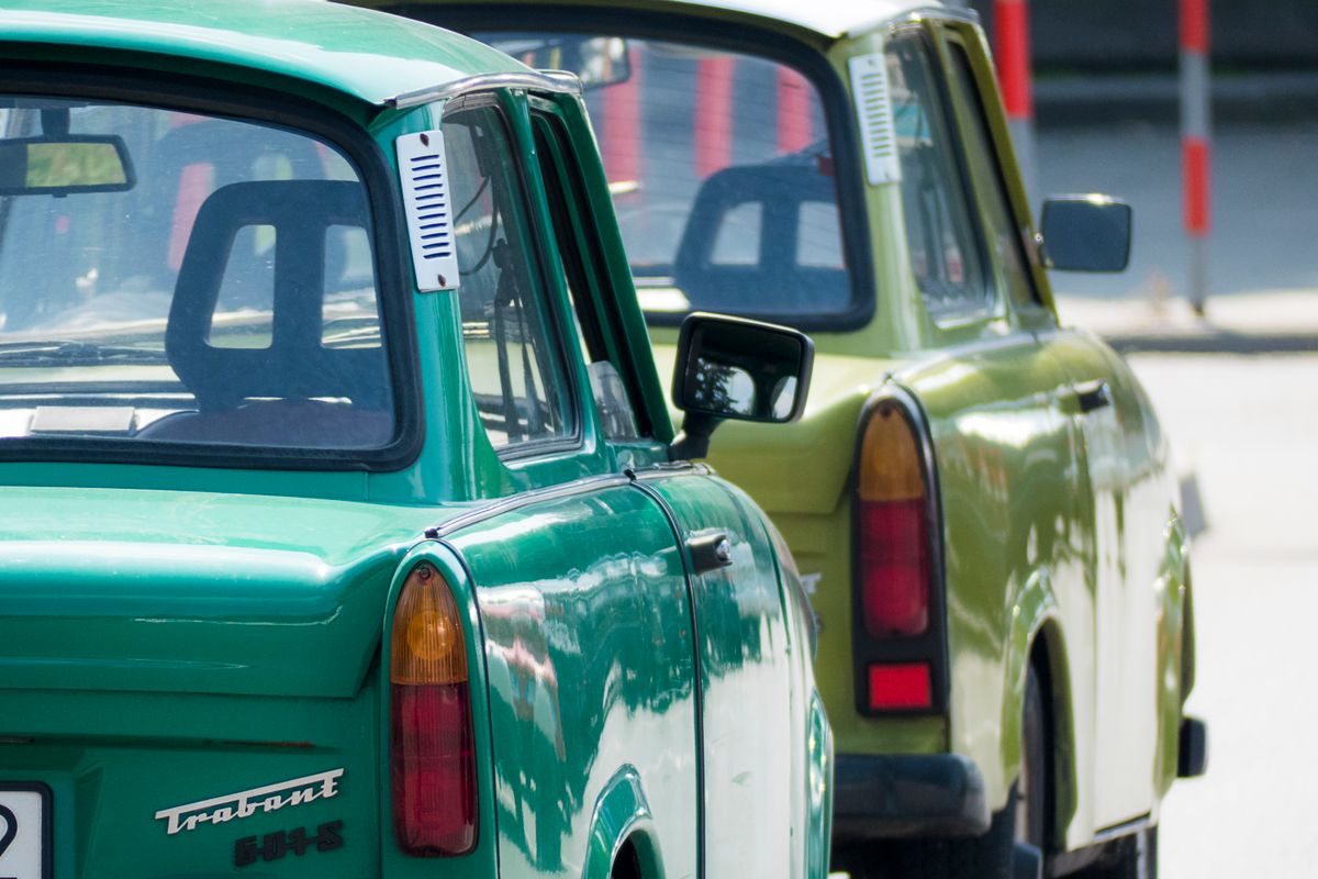 Auffahrunfall in der Probezeit: beschaedigtes Heck zweier Autos bei Tageslicht