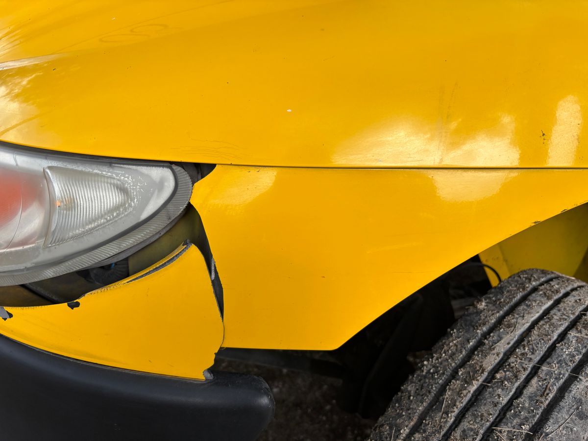 Mit Schluessel zerkratzte Autotuer als Vandalismusschaden fuer die Vollkasko